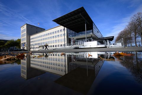 Die Gewerkschaft GEW hat eine Protestkundgebung vor dem Sächsischen Landtag wegen einer Unwetterwarnung abgesagt (Archivbild): F