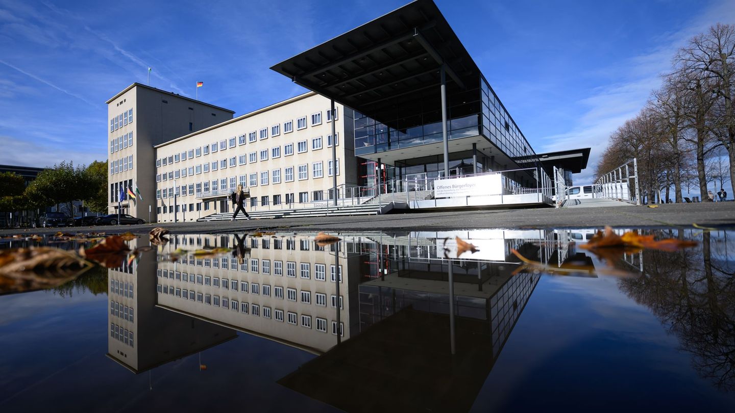Die Gewerkschaft GEW hat eine Protestkundgebung vor dem Sächsischen Landtag wegen einer Unwetterwarnung abgesagt (Archivbild): F
