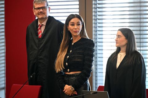 Verona Pooth (Mitte) mit ihren Anwälten vor Gericht