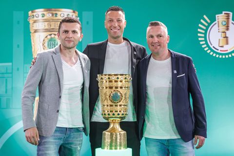 Sven Jablonski (M) leitet das DFB-Pokalfinale zwischen dem VfB Stuttgart und dem FC Bayern München. Foto: Andreas Gora/dpa