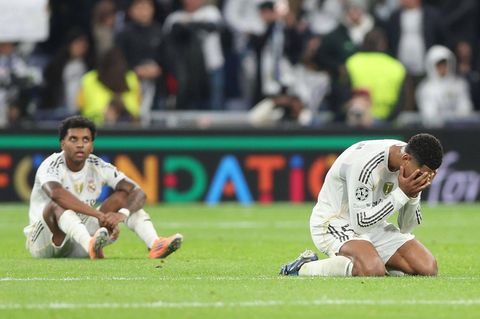 Am Boden zerstört: Real Madrids Jude Bellingham (r.) vergräbt nach einem Spiel das Gesicht in den Händen