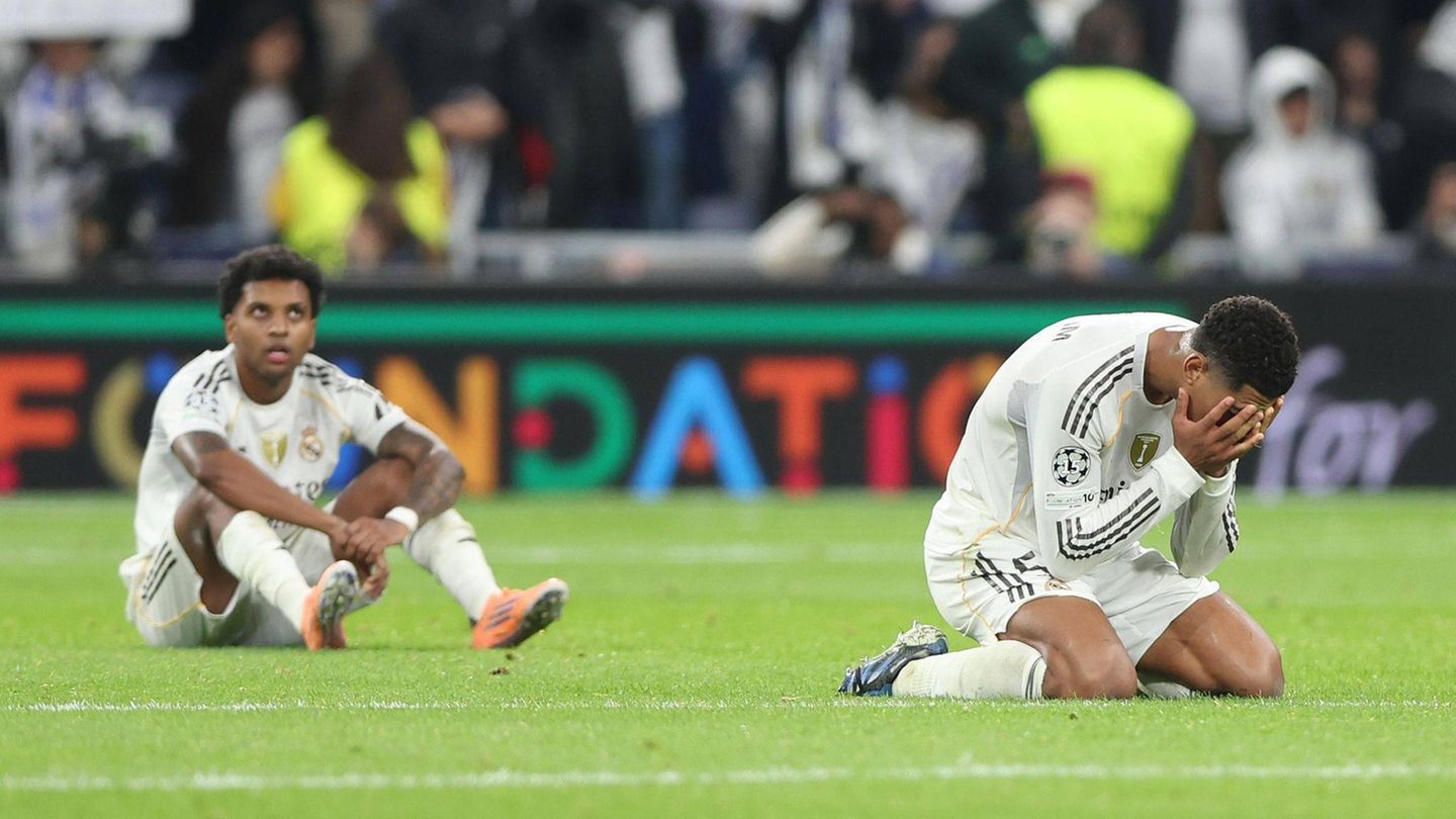 Am Boden zerstört: Real Madrids Jude Bellingham (r.) vergräbt nach einem Spiel das Gesicht in den Händen