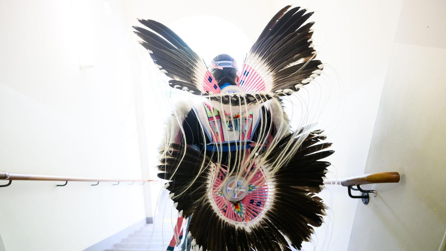 Radebeul, Deutschland. Christian Parrish Takes the Gun, indigener Aktivist und Powwow-Tänzer aus Billings in Montana, nach einem Workshop im Lößnitzgymnasium. Der amerikanische Ureinwohner, auch bekannt als Hip-Hop-Sänger Supaman, gibt Schülern im Vorfeld der Karl-May-Festtage Einblicke in das Leben und die Kultur des Absarokee-Stammes.