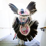 Radebeul, Deutschland. Christian Parrish Takes the Gun, indigener Aktivist und Powwow-Tänzer aus Billings in Montana, nach einem Workshop im Lößnitzgymnasium. Der amerikanische Ureinwohner, auch bekannt als Hip-Hop-Sänger Supaman, gibt Schülern im Vorfeld der Karl-May-Festtage Einblicke in das Leben und die Kultur des Absarokee-Stammes.