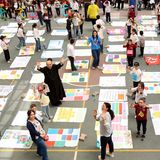 Gaza-Stadt, Palästinensische Gebiete. Muslimische und christliche Kinder feiern ein Lesefest in der Schule des Lateinischen Patriarchats, die zur katholischen Kirche der Heiligen Familie gehört. Die Kirche, während der israelischen Bombardierungen des Gazastreifens nach dem Hamas-Angriff auf Israel im Oktober 2023 beschädigt, öffnete ihre Schule im Oktober 2025 nach einem von den USA vermittelten Waffenstillstand erneut für palästinensische Kinder aller Glaubensrichtungen.