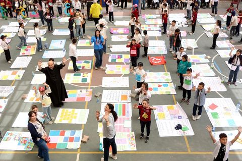 Gaza-Stadt, Palästinensische Gebiete. Muslimische und christliche Kinder feiern ein Lesefest in der einzigen katholischen Kirche im Gazastreifen. Das Gotteshaus, durch israelische Bombardierungen beschädigt, öffnete nach dem Waffenstillstand 2025 eine Schule für palästinensische Kinder aller Glaubensrichtungen.