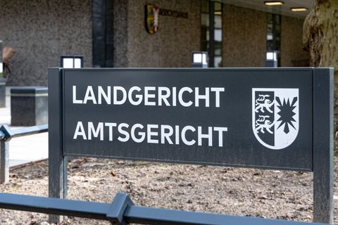Das Amtsgericht Lübeck verurteilte zwei Polizeibeamte zu Geldstrafen. Foto: Markus Scholz/dpa