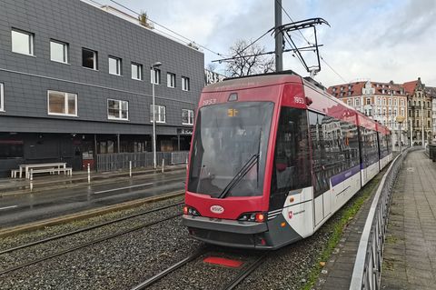 Nach Krawall in einer Braunschweiger Tram kam ein 45-Jähriger in Gewahrsam. (Symbolbild) Foto: Christian Brahmann/dpa