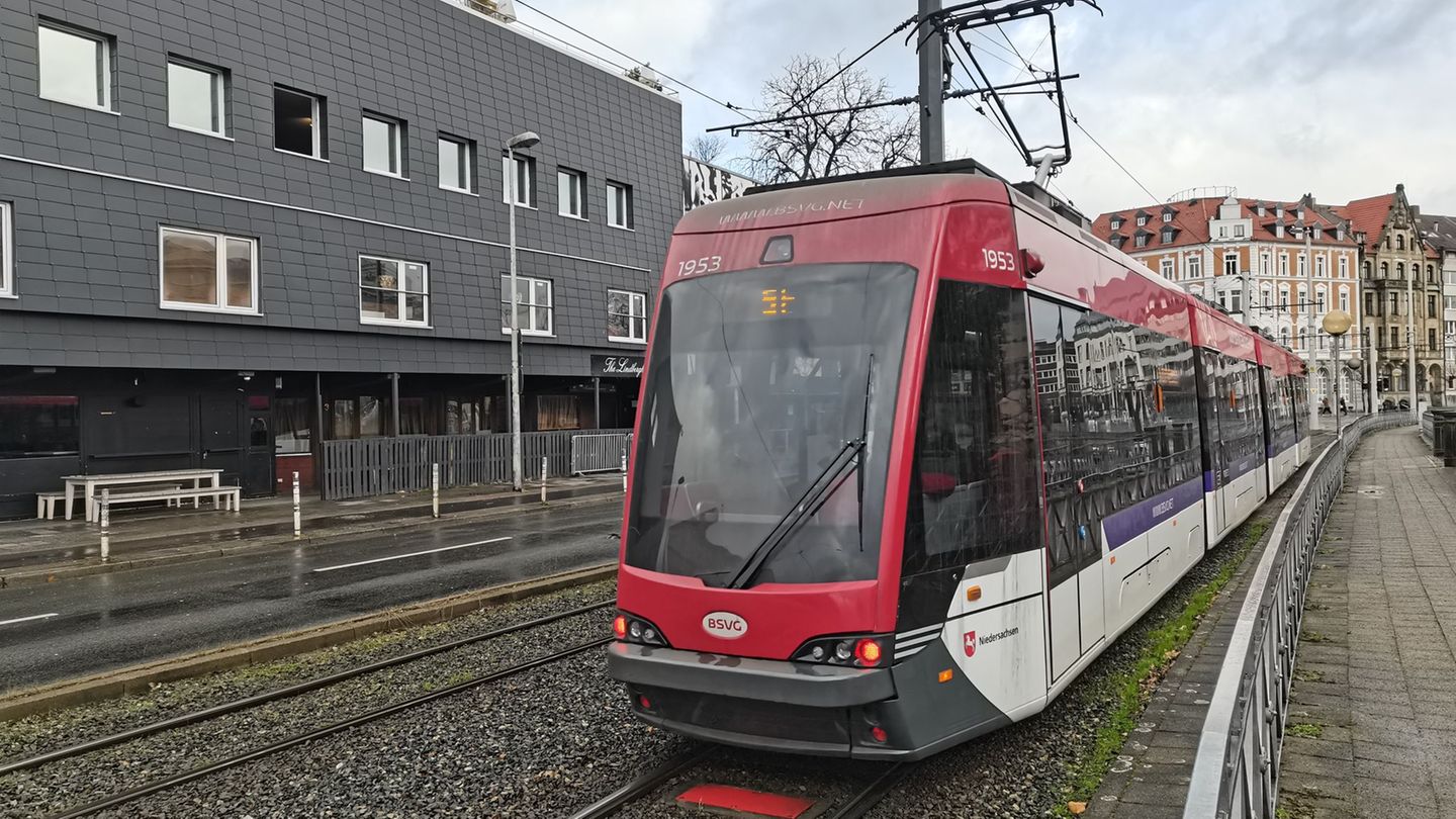 Nach Krawall in einer Braunschweiger Tram kam ein 45-Jähriger in Gewahrsam. (Symbolbild) Foto: Christian Brahmann/dpa