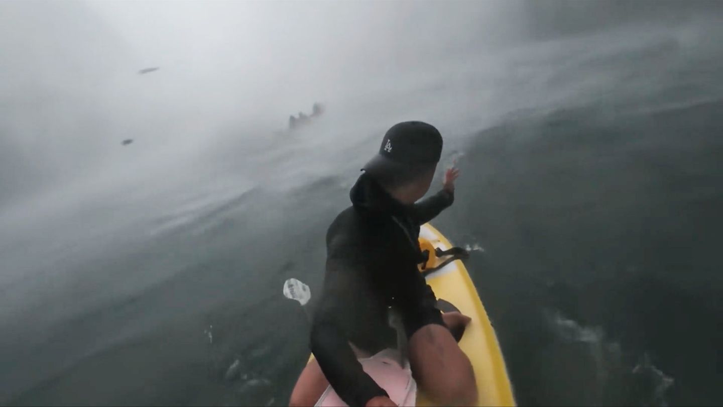 Unwetter hilflos ausgesetzt: Heftiger Sturm trennt Stand-Up-Paddler plötzlich von Guide
