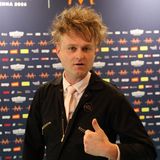 Der Musiker Look Mum No Computer blickt in die Kamera