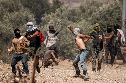 Rechtsgerichtete israelische Siedler greifen regelmäßig im Westjordanland Palästinenser an. (Archivbild) Foto: Ilia Yefimovich/d