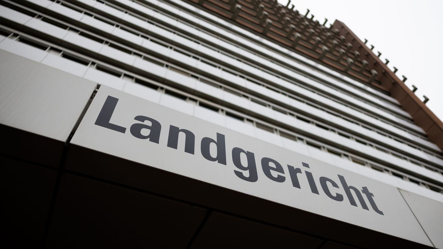 Am Landgericht Köln ist ein Prozess zu Betrug mit Corona-Tests abgeschlossen worden (Archivbild). Foto: Rolf Vennenbernd/dpa