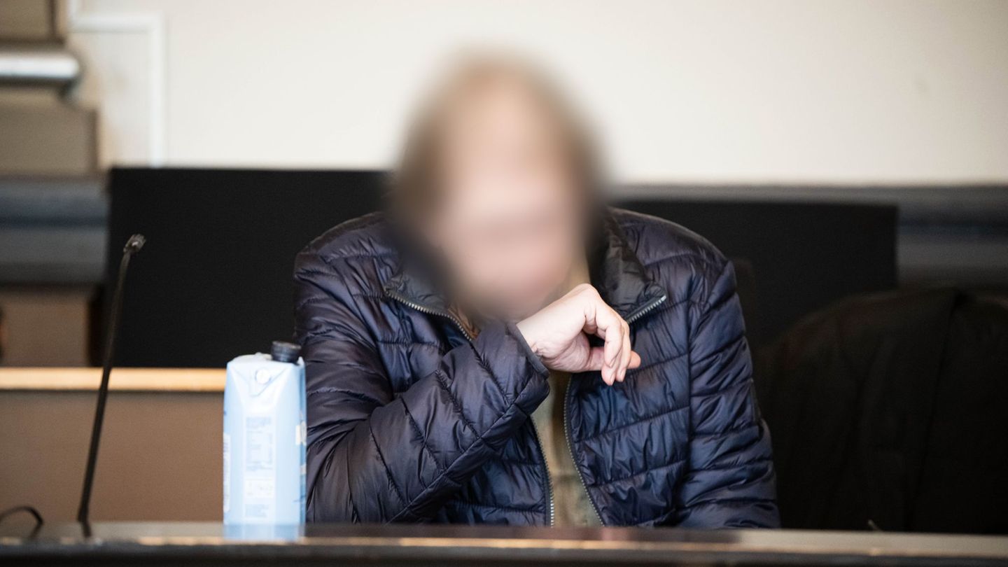 Der Angeklagte ist wegen sexuellen Missbrauchs von Kindern vorbestraft. Foto: Sina Schuldt/dpa