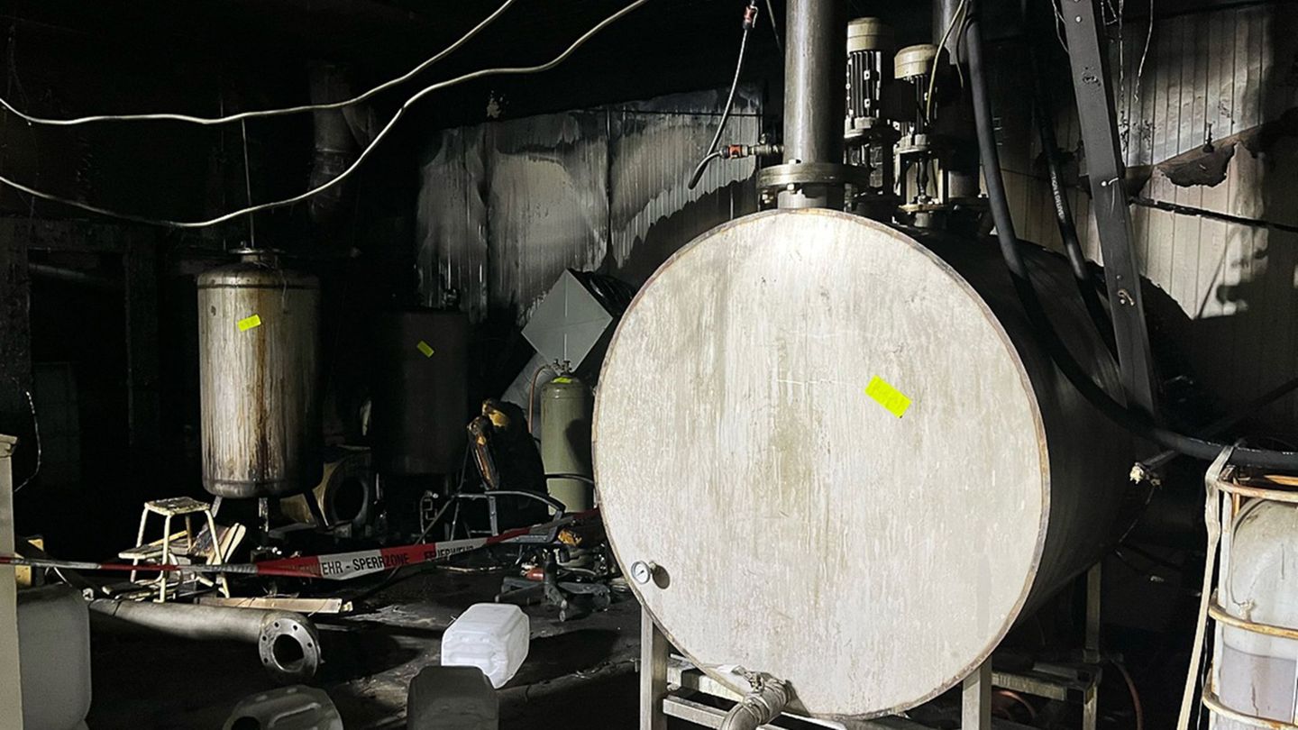Dieses von der Polizei Hagen zur Verfügung gestellte Foto zeigt mehrere Kanister und Geräte in einer Halle. Foto: -/Polizei Hage