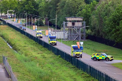 Rettungswagen erreichen den Flughafen Eindhoven. Foto: Christoph Reichwein/dpa