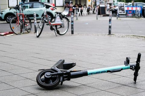 Ein E-Scooter darf immer nur von einer Person benutzt werden. (Symbolbild) Foto: Jens Kalaene/dpa-Zentralbild/dpa