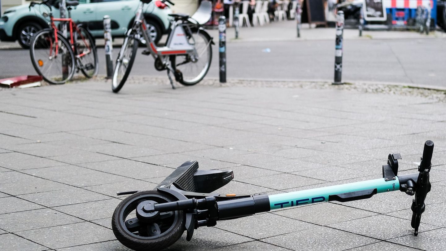 Ein E-Scooter darf immer nur von einer Person benutzt werden. (Symbolbild) Foto: Jens Kalaene/dpa-Zentralbild/dpa