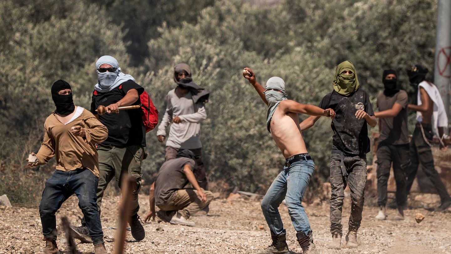 Rechtsgerichtete israelische Siedler greifen regelmäßig im Westjordanland Palästinenser an. (Archivbild) Foto: Ilia Yefimovich/d