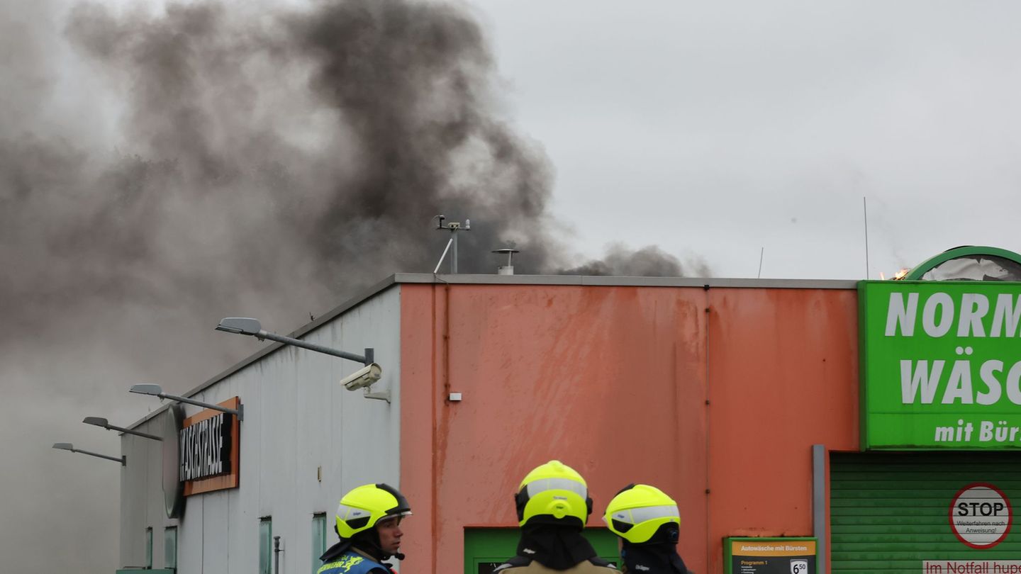 Bei einem Großbrand in einer Waschstraße in Gera ist die Feuerwehr mit einem Großaufgebot im Einsatz. Foto: Bodo Schackow/dpa