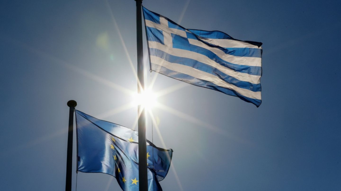 Die grichische Flagge und die Flagge der EU
