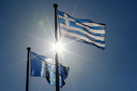 Die grichische Flagge und die Flagge der EU