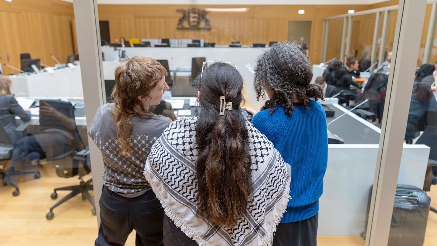 Immer wieder jubelt das Publikum den Angeklagten zu. Foto: Julian Rettig/dpa