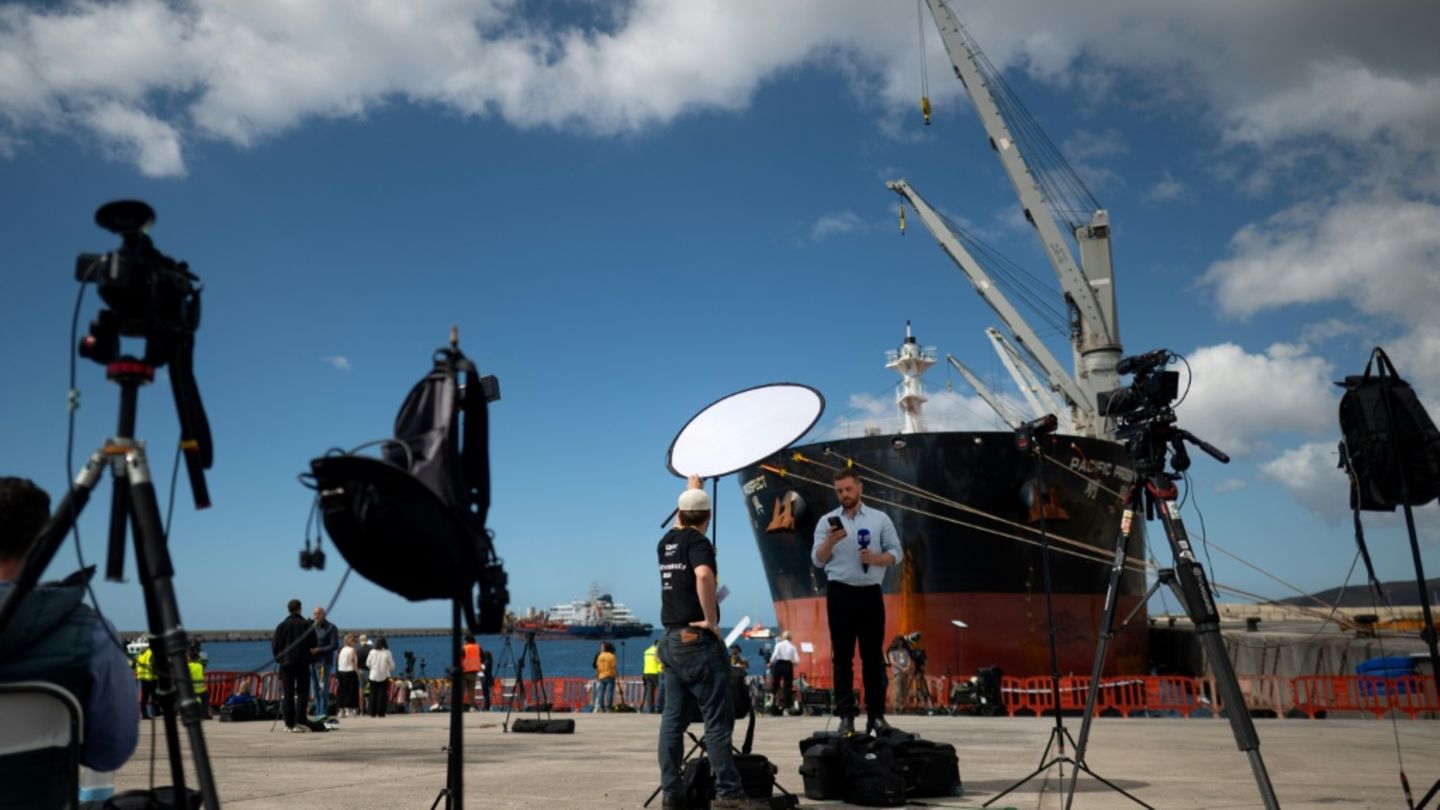 Journalisten im Hafen von Teneriffa