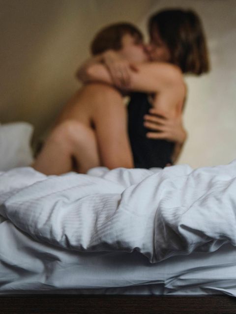 Ein Paar umarmt sich auf einem Bett