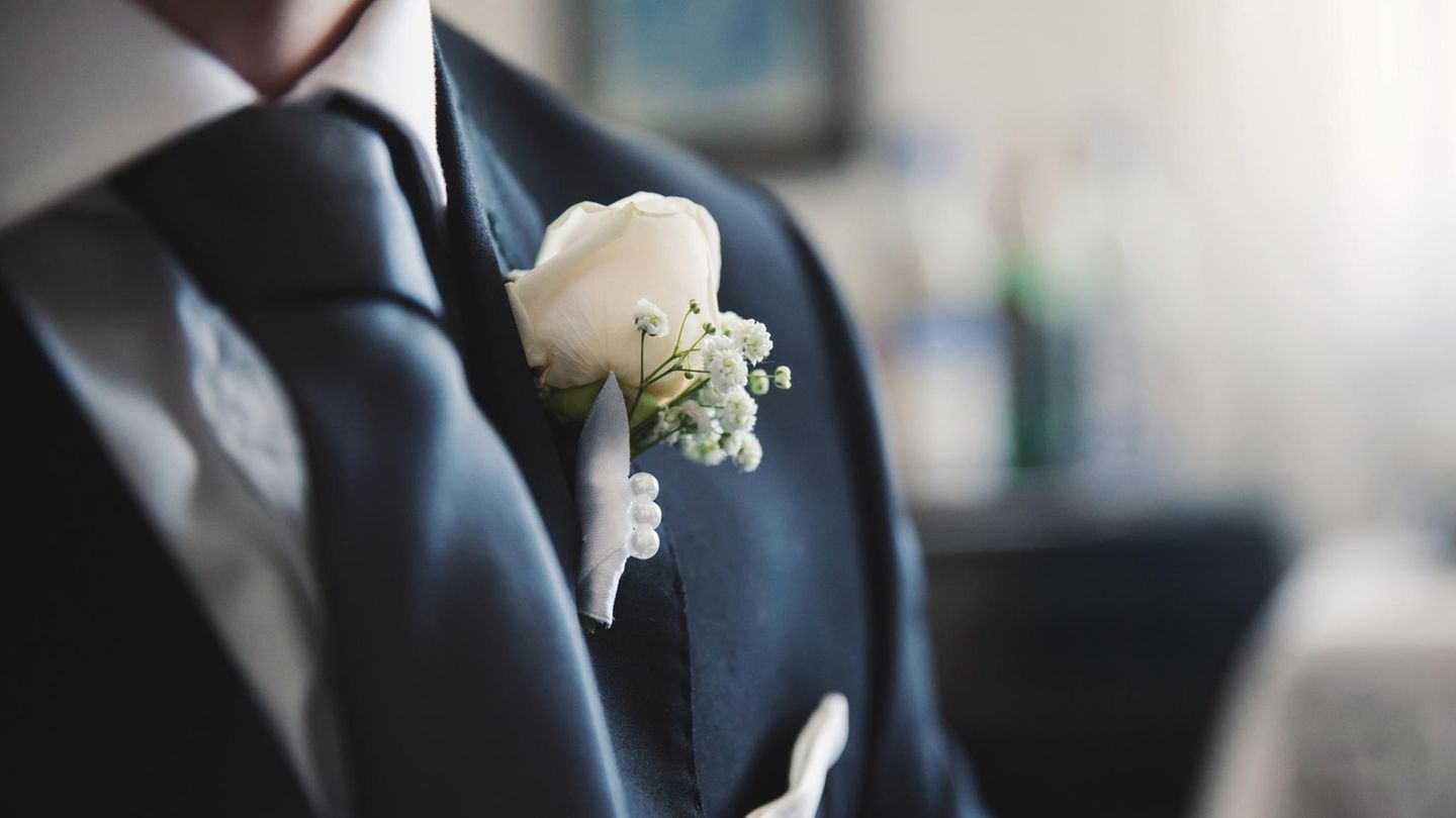 Bräutigam bei Hochzeit