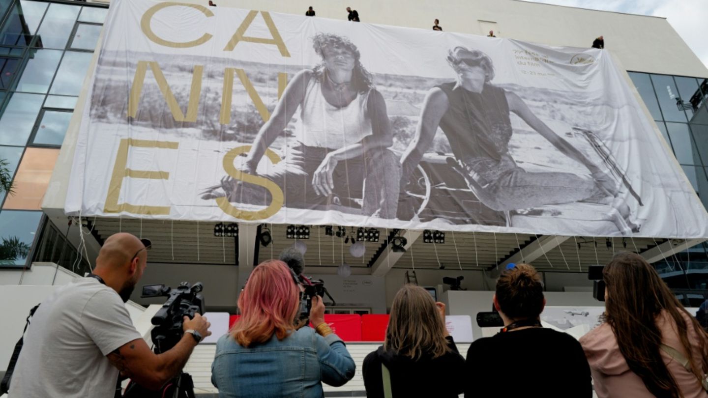 Festivalpalast mit dem diesjährigen Plakat