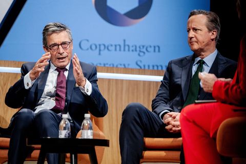 Der frühere Nato-Generalsekretär Anders Fogh Rasmussen (l) wirbt für einen Zusammenschluss der demokratischen Mittelmächte. Hier