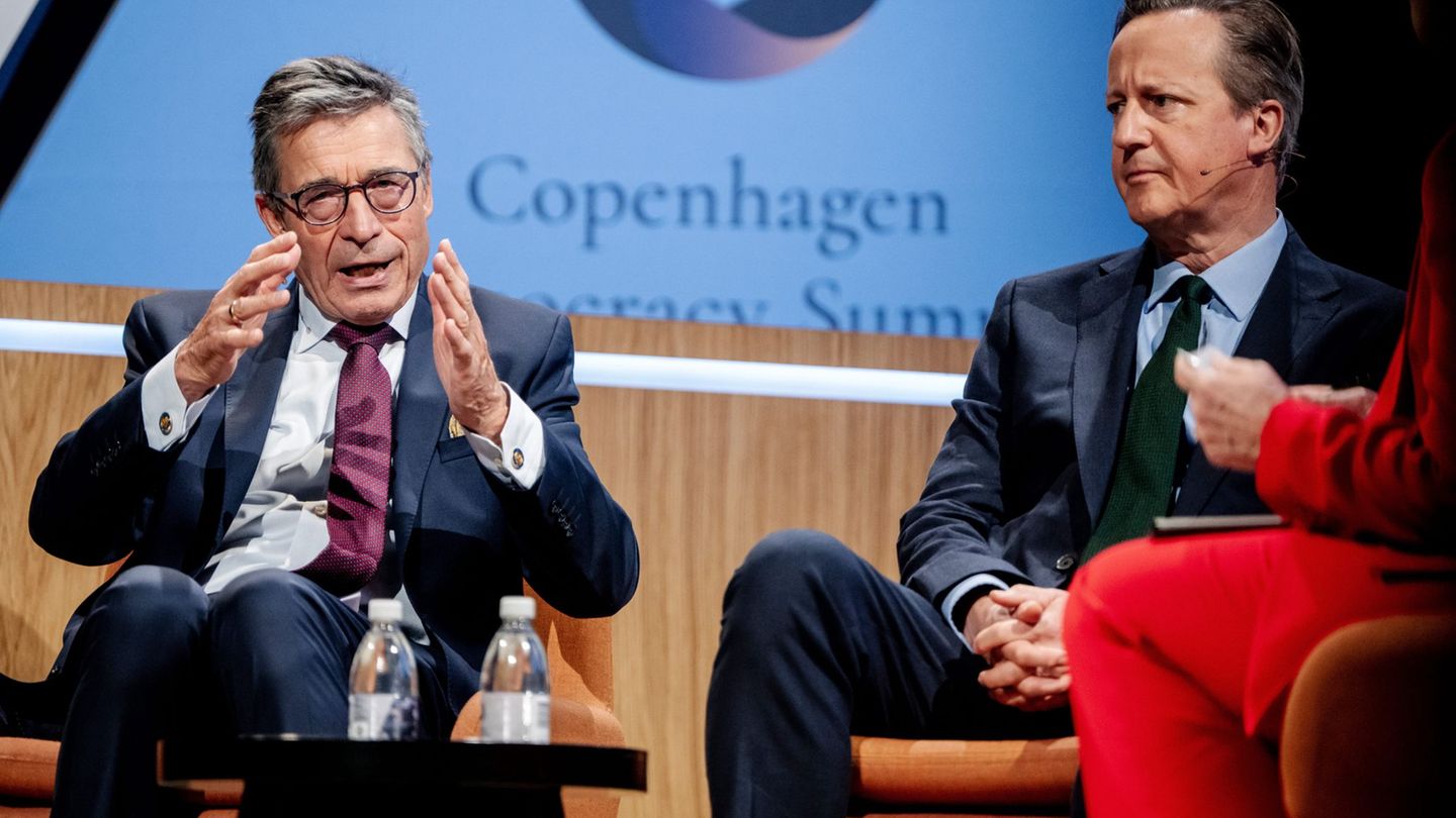 Der frühere Nato-Generalsekretär Anders Fogh Rasmussen (l) wirbt für einen Zusammenschluss der demokratischen Mittelmächte. Hier
