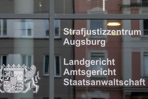 Ein Jugendlicher muss sich wegen eines rassistisch motivierten Mordversuchs vor dem Augsburger Landgericht verantworten. (Symbol