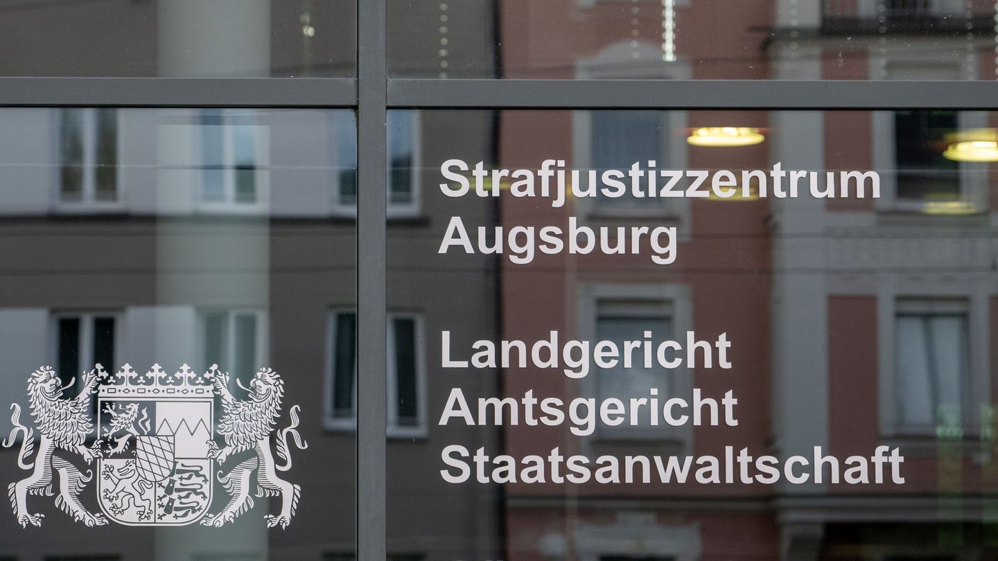 Ein Jugendlicher muss sich wegen eines rassistisch motivierten Mordversuchs vor dem Augsburger Landgericht verantworten. (Symbol