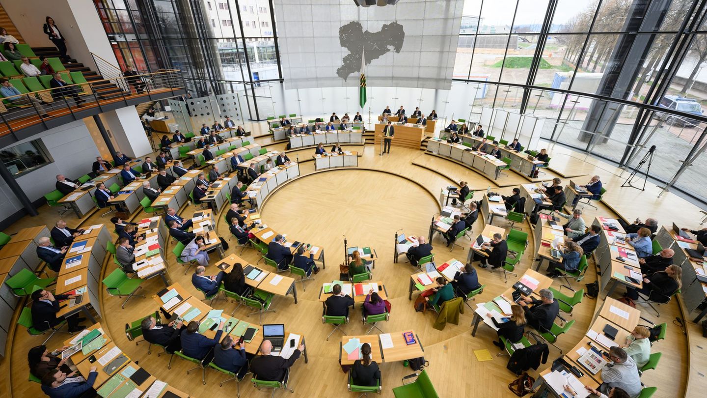 Ministerpräsident Michael Kretschmer (CDU) gibt im Landtag eine Regierungserklärung zur Staatsmodernisierung ab.(Archivbild) Fot