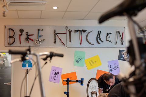 Die "Bike Kitchen" ist eine Selbsthilfe-Fahrradwerkstatt. Foto: Jörg Halisch/dpa