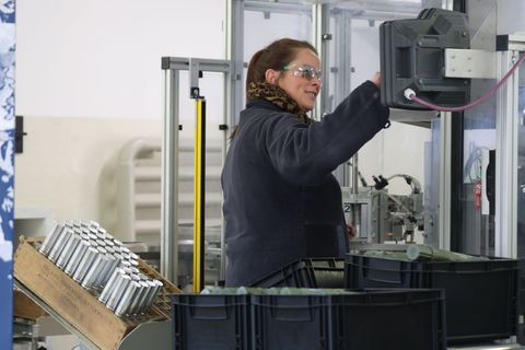 Wirtschaftsverbände sehen Chancen durch den Verteidigungsmarkt, Gewerkschaften warnen jedoch vor überzogenen Erwartungen. (Archi