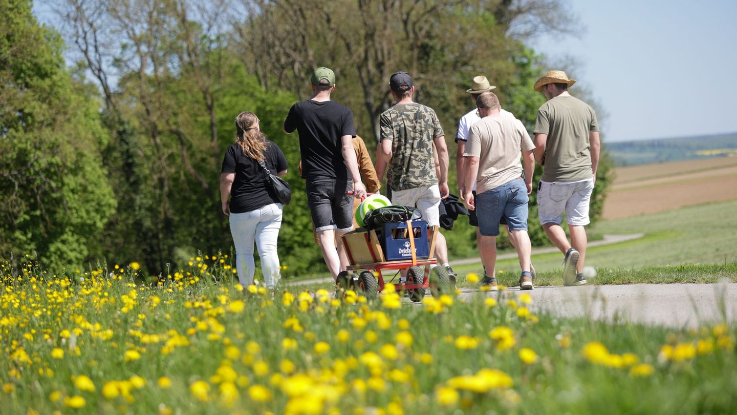 Der Feiertag lädt zu Wanderungen ein. (Symbolbild) Foto: Thomas Warnack/dpa