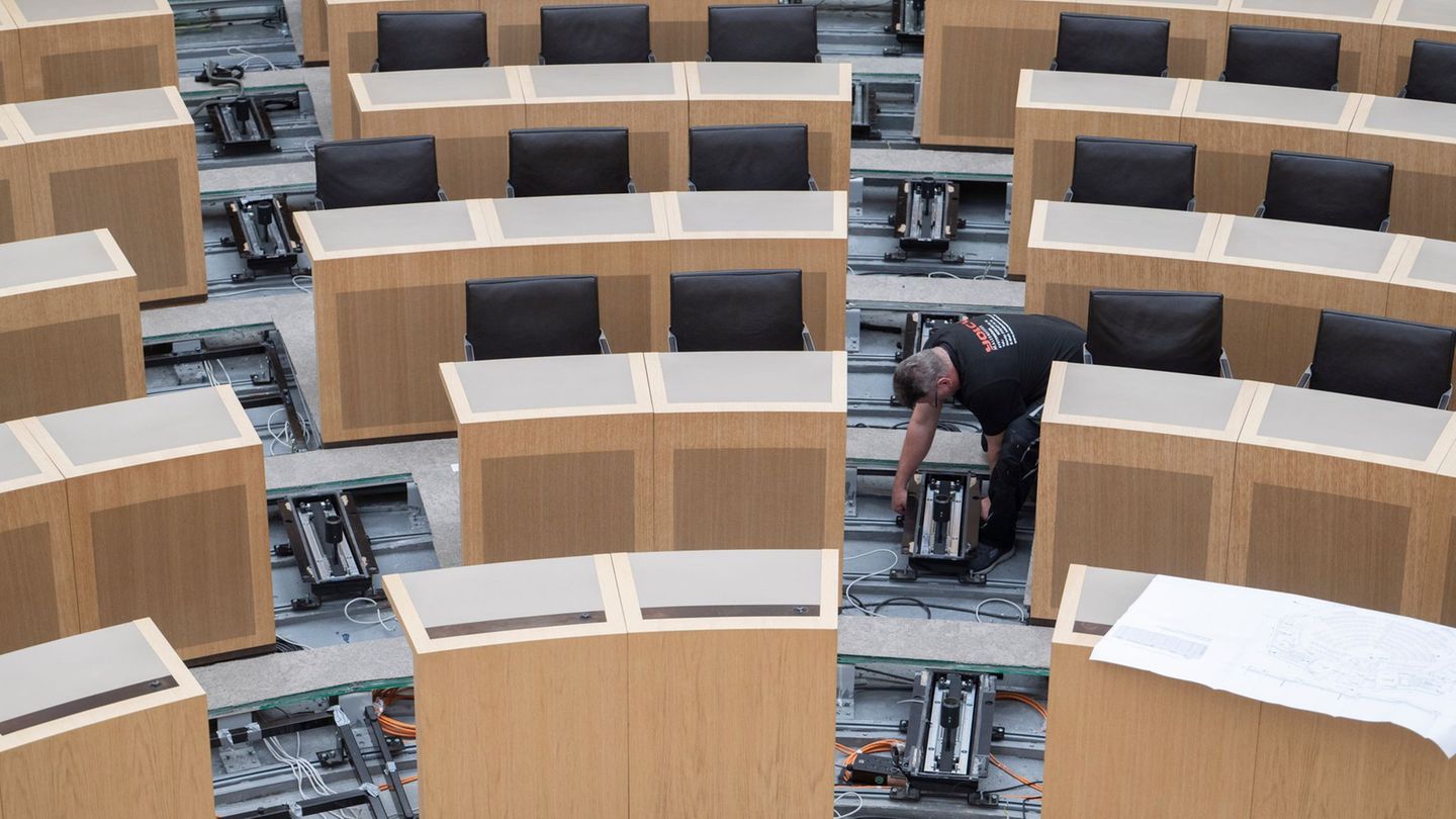 Die Umbauarbeiten im Landtag sind abgeschlossen, am Dienstag steht nun die erste Sitzung an. (Archivbild) Foto: Marijan Murat/dp