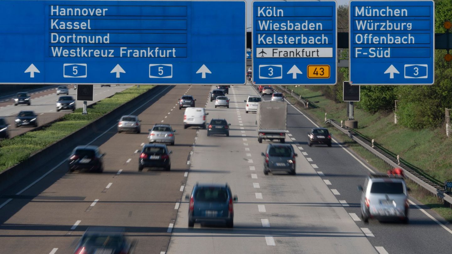 Vor den Feiertagen warnt der ADAC vor Stau auf Hessens Straßen. (Archivbild) Foto: Boris Roessler/dpa