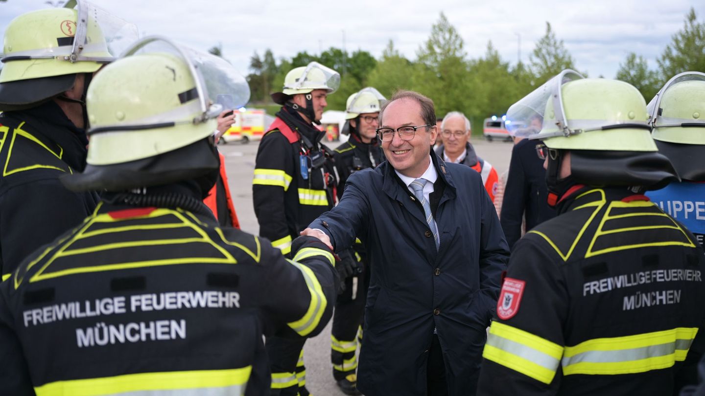 Sie bekommen für die Übung frei: Rettungskräfte der Freiwilligen Feuerwehr werden von Innenminister Dobrindt begrüßt. Foto: Mali