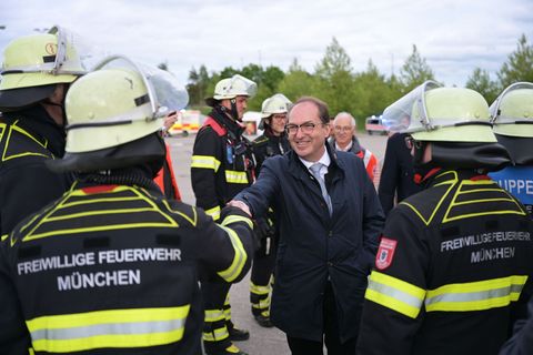 Sie bekommen für die Übung frei: Rettungskräfte der Freiwilligen Feuerwehr werden von Innenminister Dobrindt begrüßt. Foto: Mali