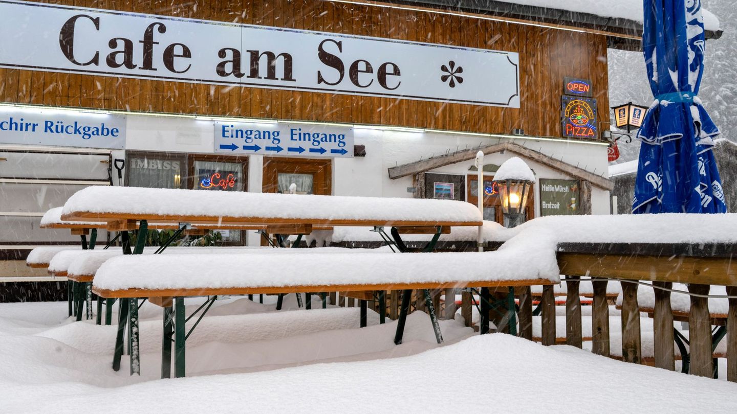 Nachdem schon beinahe Sommer war, schaut der Winter in Teilen Bayerns nochmal vorbei. (Archivbild) Foto: Peter Kneffel/dpa
