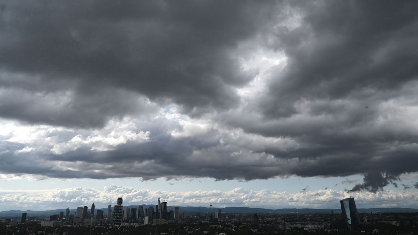 Mit Schauern und Gewittern geht die Woche in Hessen weiter. (Archivbild) Foto: Arne Dedert/dpa