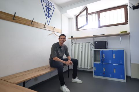 Hier hat alles angefangen: Deniz Aytekin in der Schiedsrichter-Kabine des TSV Altenberg. Foto: Daniel Löb/dpa
