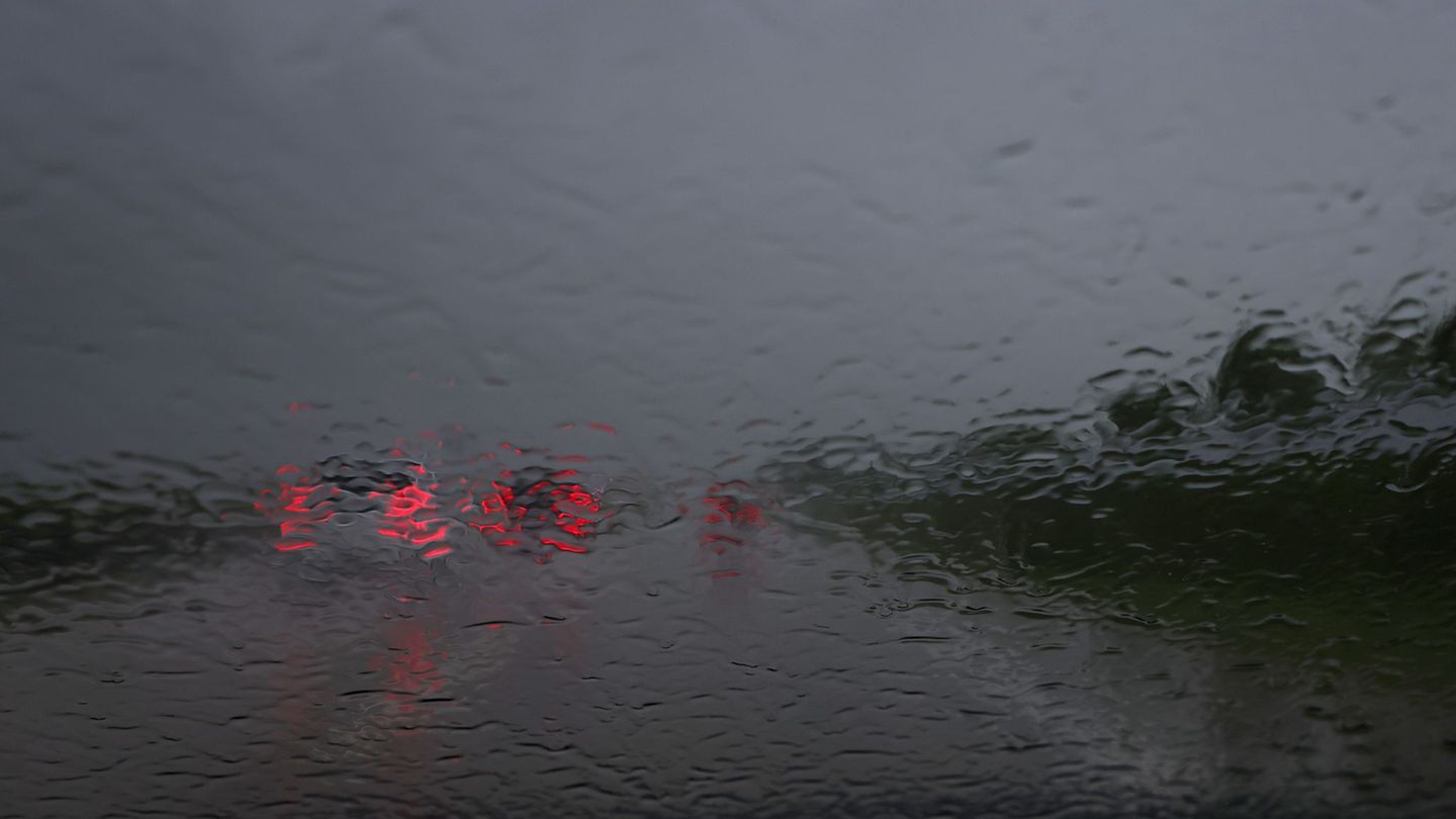 Die Fahrbahn war komplett nass, als das Auto von der Straße abkam. (Symbolbild) Foto: Karl-Josef Hildenbrand/dpa