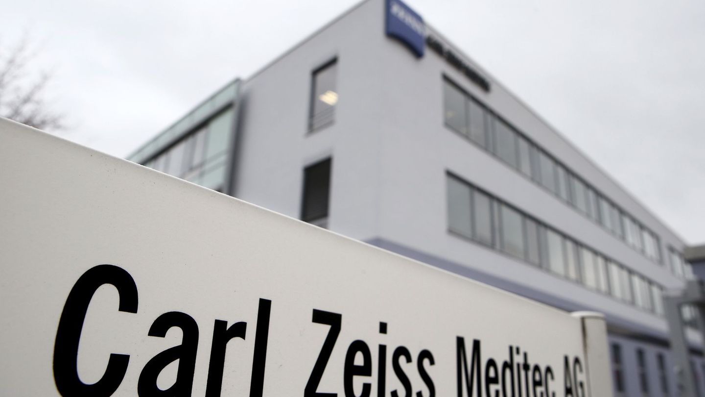 Der Medizintechnikkonzern will seine Kosten senken. Foto: Bodo Schackow/dpa-Zentralbild/dpa