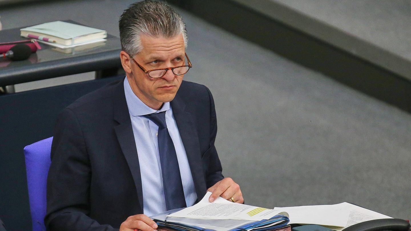 Thorsten Frei, Chef des Bundeskanzleramts, sitzt bei einer Bundestagsdebatte auf der Regierungsbank