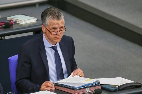 Thorsten Frei, Chef des Bundeskanzleramts, sitzt bei einer Bundestagsdebatte auf der Regierungsbank
